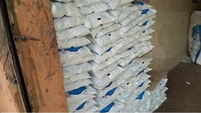 إحباط محاولة بيع طن سكر و320 عبوة زيت تمويني بالسوق السوداء بالقاهرة