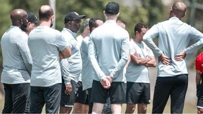 موسيماني يجتمع بالجهاز المعاون على هامش مران الأهلي في تنزانيا