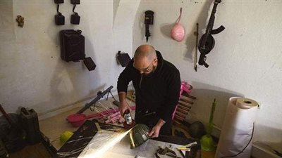 نحات صربي يحول الأسلحة القديمة إلى آلات موسيقية
