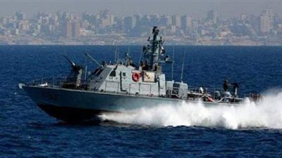 زورق حربي إسرائيلي يخرق المياه اللبنانية ويلقي قنابل مضيئة