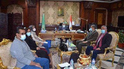محافظ المنيا يبحث مع وفد الأغذية العالمي تنفيذ برامج حياة كريمة