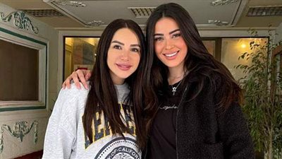 إنجي علاء وميرنا نور الدين في كواليس تصوير 