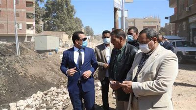 نائب محافظ قنا يتابع أعمال التدبيش بترعة الصماصمة