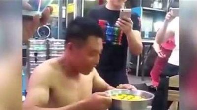 رجل صيني يتناول 50 بيضة نيئة فى زمن قياسي | فيديو