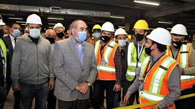 وزير الطيران المدني يتفقد سير العمل بمطاري القاهرة ومرسى علم