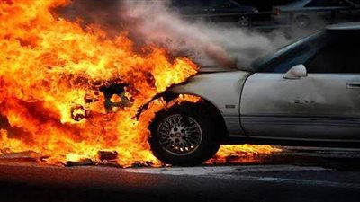 تفحم سيارة أثناء توقفها على طريق 