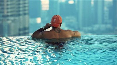 عمرو دياب ينشر صورة من إعلان عطره الجديد: ترقبوا