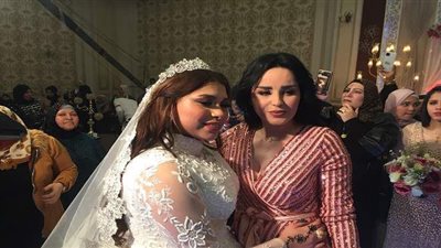 بعد أزمة الورث.. المطربة منار تفاجئ عصام شعبان عبد الرحيم بحضور حفل زفاف ابنته| فيديو
