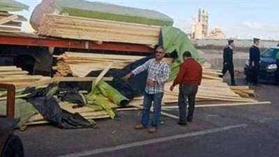 إعادة فتح طريق كفر شكر – بنها بعد انقلاب سيارة نقل محملة بالأخشاب