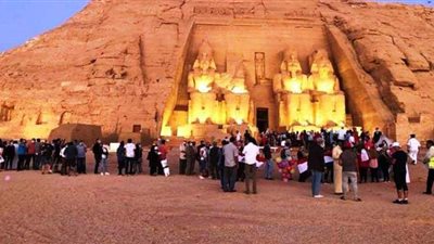 العالم يترقب الظاهرة الفريدة.. بعد قليل تعامد الشمس على رمسيس الثاني بمعبد أبو سمبل