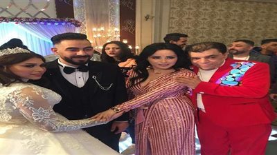 بعد عودة الود.. وصلة رقص للمطربة منار في حفل زفاف ابنة عصام شعبان عبد الرحيم | فيديو