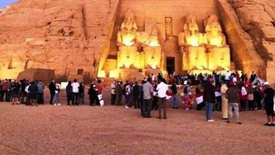 بالكمامات والتباعد الاجتماعي.. الزائرون يشاهدون تعامد الشمس على وجه رمسيس الثاني