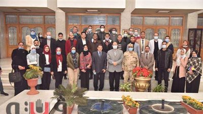 محافظ أسيوط يلتقى 50 شابا وفتاة للاستماع لآرائهم وأفكارهم