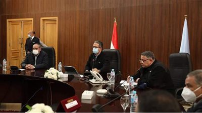 وزيرا الطيران والسياحة يبحثان أزمات المستثمرين بالغردقة