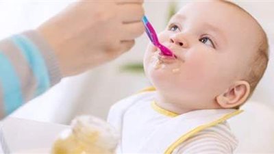 متى يمكن إدخال الطعام للمولود مع الرضاعة؟