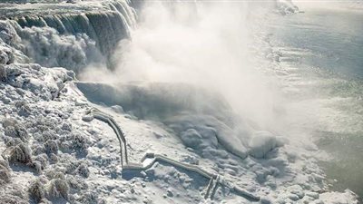 عجائب شتوية.. تجمد شلالات نياجرا الأمريكية بعد انخفاض درجات الحرارة