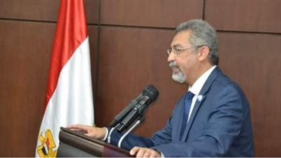 عميد طب الإسكندرية يكشف حقيقة سوء معاملة مريضة وابنها