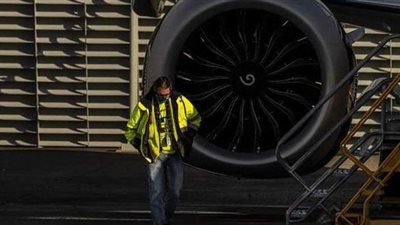 إصابة شخصين في سقوط محرك طائرة من طراز بوينج