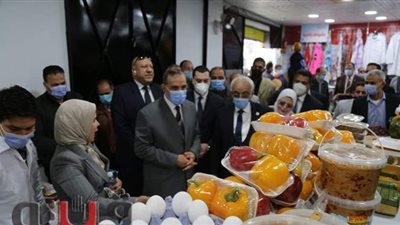 محافظ كفرالشيخ ونائب وزير التعليم يفتتحان منفذ بيع منتجات المدارس | صور
