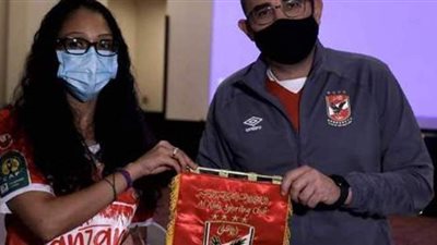 الدماطي يتبادل درع وشعار الأهلي مع مدير نادي سيمبا التنزاني