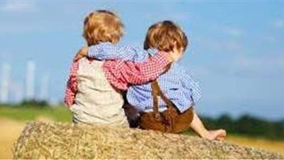 تفسير رؤية صديق قديم في المنام وعلاقته بالمكانة المرموقة