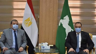 سعفان يواصل جولاته الميدانية لتسليم وثائق التأمين التكافلي للعمالة غير المنتظمة بالشرقية