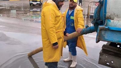 هيئة الصرف الصحي بالإسكندرية تواصل كسح مياه الأمطار من الميادين | صور