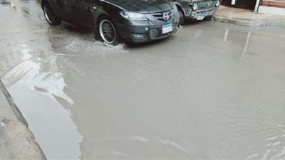 انتشار برك مياه الأمطار في شوارع الإسكندرية تزامنا مع نوة القرش | صور