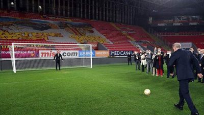 أردوغان ينفذ ركلة جزاء بـ