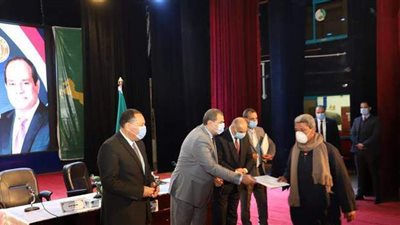 سعفان ومحافظ الشرقية يسلمان وثيقة للتأمين التكافلي ضد الحوادث للعمالة غير المنتظمة