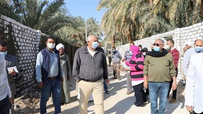 محافظ الوادي الجديد يتابع مشروع تطوير حي القلقان بالخارجة