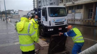 تصريف تراكمات مياه الأمطار بكورنيش الإسكندرية