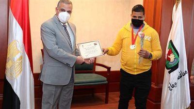 محافظ سوهاج يكرم الفائزين بالمراكز الأولى بألعاب القوى من ذوي الهمم