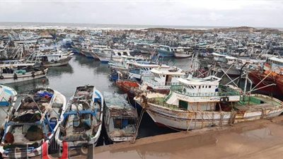 رفع مياه الأمطار من الشوارع وتوقف حركة الملاحة بكفر الشيخ | صور