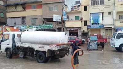 رفع تراكمات مياه الأمطار من شوارع البحيرة