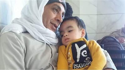 حكاية طفل بكفر الشيخ عجز الأطباء عن تشخيص حالته.. ووالده: بعت عفش بيتي علشان أعالجه | فيديو