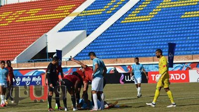 إنقاذ مدافع المحلة من الموت بعد بلع لسانه في مباراة سيراميكا | صور