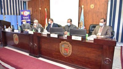 رئيس جامعة سوهاج يفتتح اليوم العلمي للعلاج الطبيعي وإصابات مفصل الركبة