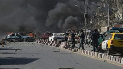 بعد تفجير كابول.. طفلتان تبكيان أمهما الملقاة على الأرض | فيديو