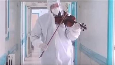 طبيب تونسي يخفف آلام مرضى كورونا بالموسيقى | فيديو