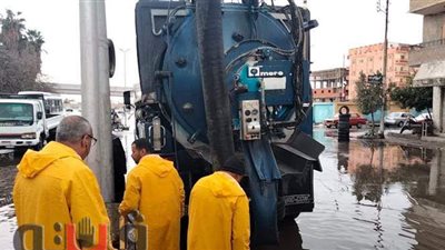 الدفع بفرق التدخل السريع لسحب مياه الأمطار بمحافظات القناة | صور