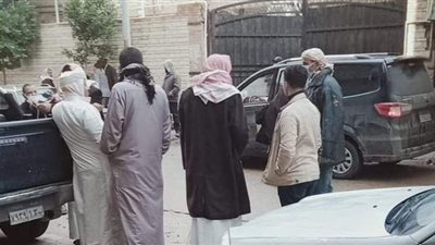 10 صور ترصد حزن وانتظار أسر ضحايا مركب مريوط أمام مستشفى العامرية بالإسكندرية