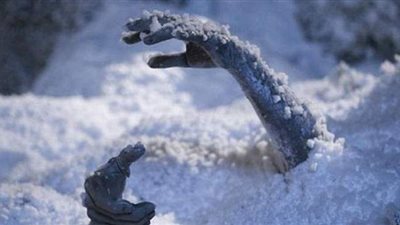 إنقاذ رجل من تحت الجليد بروسيا | فيديو