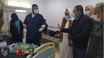 محافظ مطروح يزور مصابي حادث سيوة بالمستشفى | صور