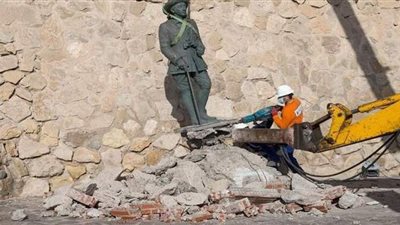 إزالة آخر تمثال للديكتاتور فرانكو في إسبانيا