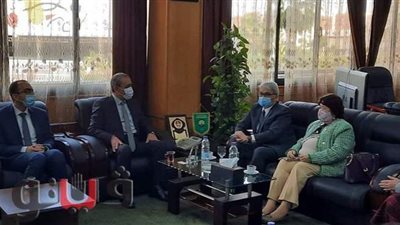 محافظ الإسماعيلية يبحث دعم التعاون مع سفير الفلبين | صور