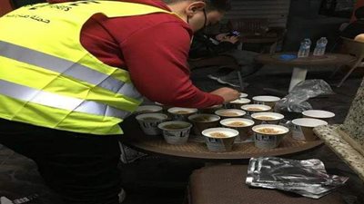 مشروب الشتاء.. مبادرة لتوزيع السحلب على العمال والباعة للتدفئة في القليوبية