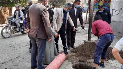 تركيب أعمدة الإنارة بقرى الفتح في أسيوط ضمن مبادرة حياة كريمة | صور