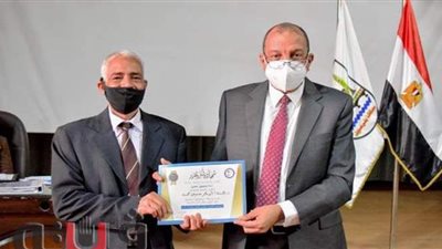 مجلس جامعة بني سويف يكرم الإداريين المحالين للمعاش وعميد الآداب