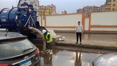 سحب مياه الأمطار من شوارع جنوب الجيزة | صور